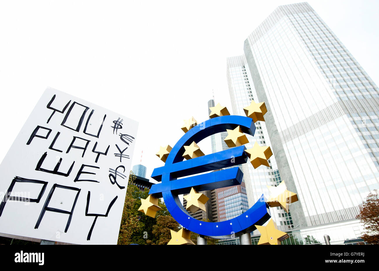 "Sie spielen, wir zahlen", Plakat der besetzen Frankfurt Bewegung neben dem Euro-Symbol vor der EZB, Europäische Zentralbank Stockfoto