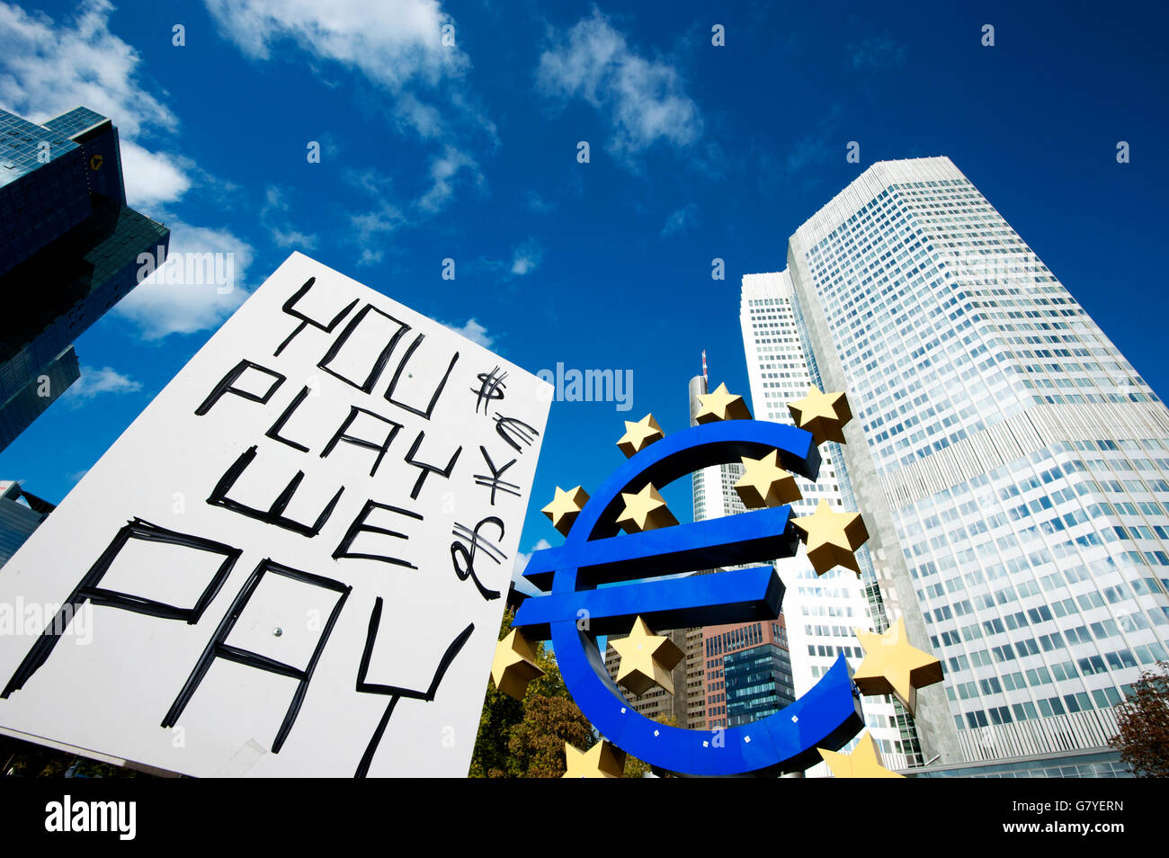 "Sie spielen, wir zahlen", Plakat der besetzen Frankfurt Bewegung neben dem Euro-Symbol vor der EZB, Europäische Zentralbank Stockfoto