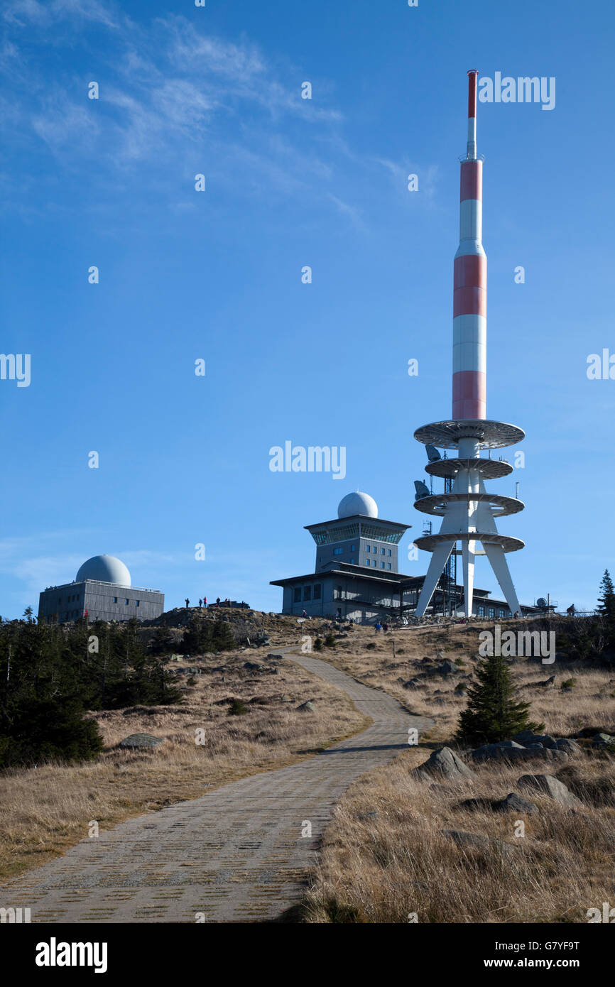 Brockenhaus, Gebäude, Brockenherberge Hostel und ein Antennenmast auf dem Gipfelplateau, Brocken Mountain Nationalpark Harz Stockfoto