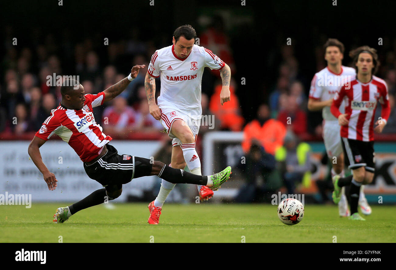 Brentfords Moses Odubajo (links) und Middlesbroughs Lee Tomlin in Aktion während der Sky Bet Championship, Play-Off Semi Final, First Leg im Griffin Park, London. Stockfoto