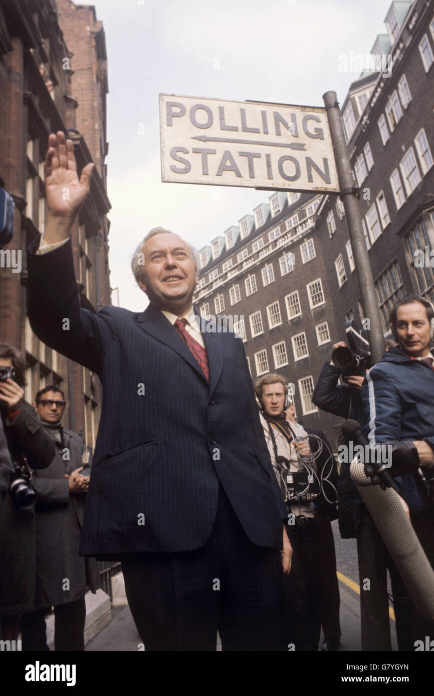 Oppositionsführer Harold Wilson nach der Abstimmung in einem Wahllokal in der Great Smith Street, Westminster. Stockfoto