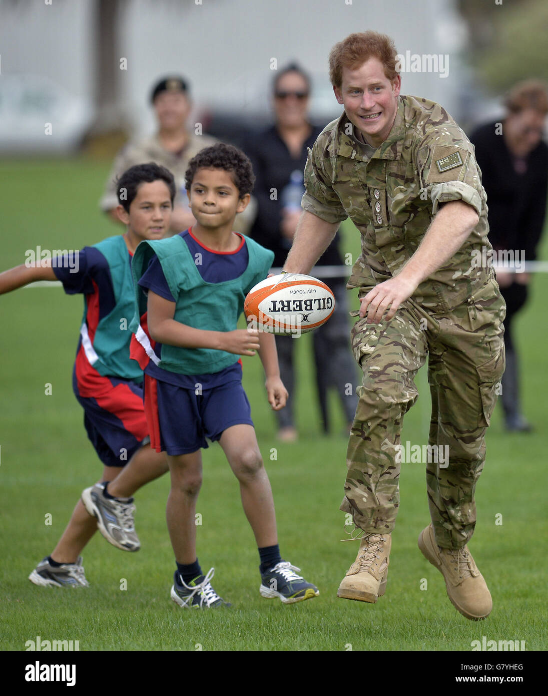 Prinz Harry spielt Touch Rugby mit einheimischen Kindern im Linton Military Camp, nahe Palmerston North, auf der letzten Etappe seiner Neuseeland-Tour. Stockfoto