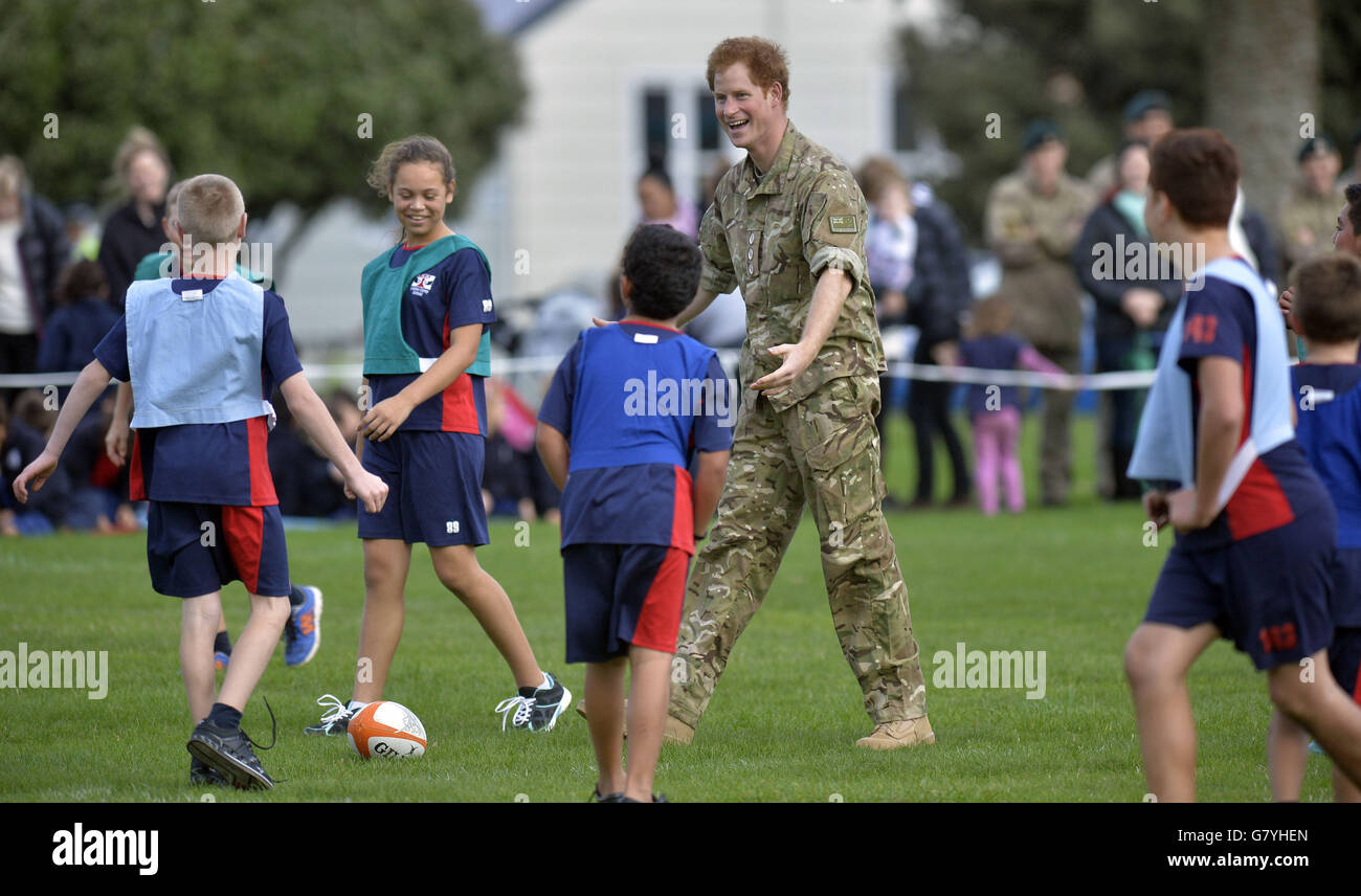 Prinz Harry spielt Touch Rugby mit einheimischen Kindern im Linton Military Camp, nahe Palmerston North, auf der letzten Etappe seiner Neuseeland-Tour. Stockfoto