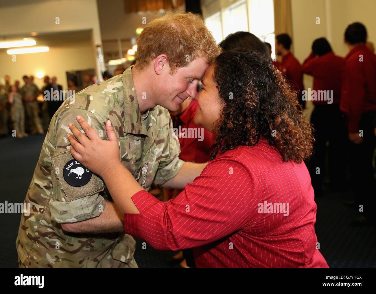 Prinz Harry erhält einen traditionellen Maori-Gruß namens Hongi, als er die Tänzer der Kairanga Group bei einem Besuch der Linton Military Base in Palmerston Nord-Neuseeland auf der neuesten Etappe seiner Neuseeland-Tour trifft. Stockfoto