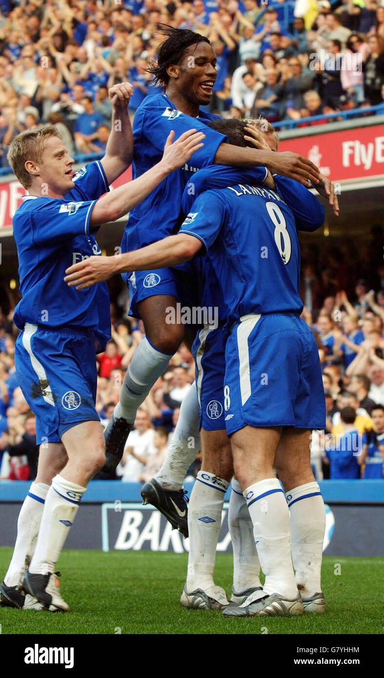 Chelseas Frank Lampard (zweiter rechts) wird von den Teamkollegen (von links) Damien Duff, Didier Drogba und Eidur Gudjohnsen nach dem Treffer gegen Crystal Palace gratuliert. Stockfoto