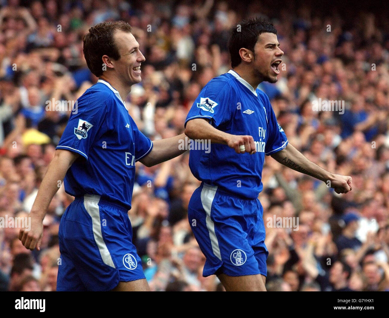 Chelsea's Mateja Kezman (rechts) feiert mit Teamkollege Arjen Robben nach dem Treffer gegen Crystal Palace. Stockfoto