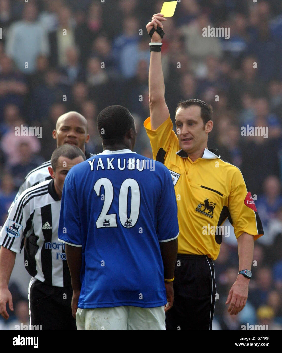 Fußball - FA Barclays Premiership - Portsmouth / Newcastle United - Fratton Park. Aiyegbeni Yakubu von Portsmouth wird vom Schiedsrichter gebucht Stockfoto