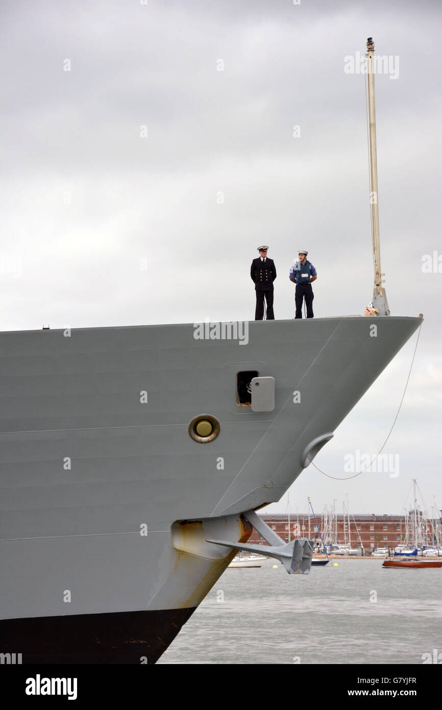 Marine Schiffe zurück nach Portsmouth Stockfoto