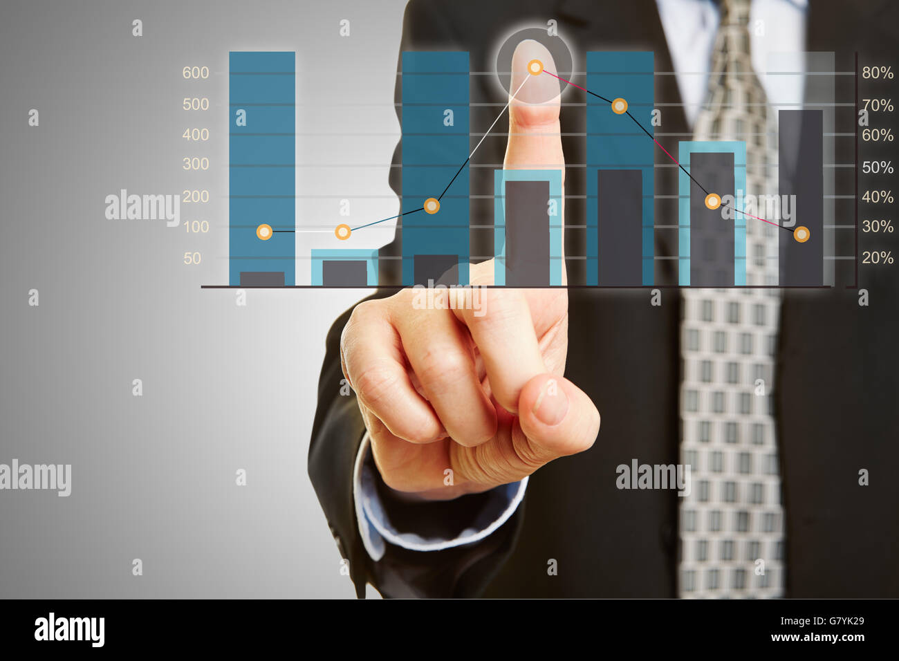 Hand eines Geschäftsmannes Graph auf Touchscreen berühren Stockfoto
