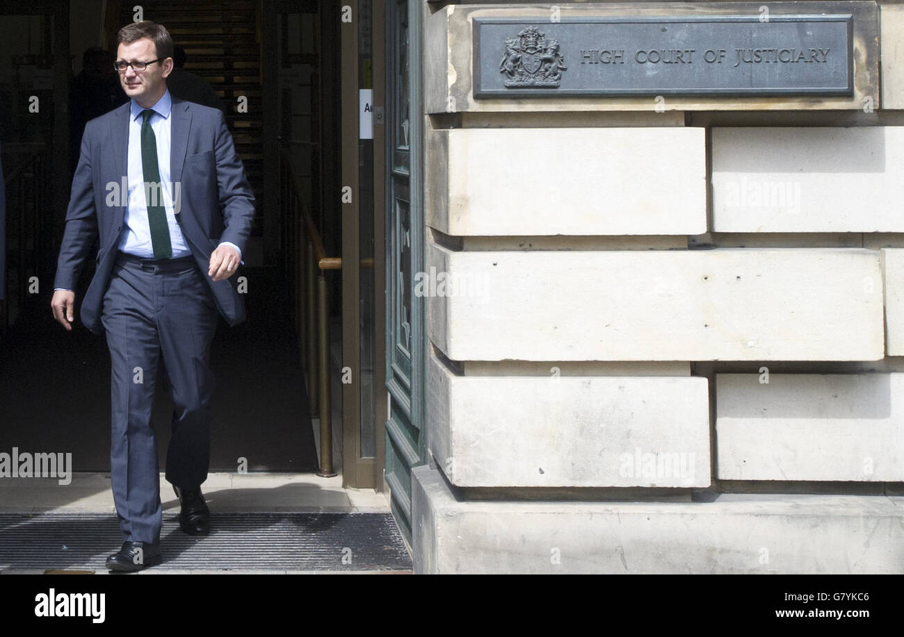 Der ehemalige Redakteur von News of the World, Andy Coulson, verlässt das High Court in Edinburgh, wo er vor Gericht gestellt wird, weil er Meineid begangen hat. Stockfoto