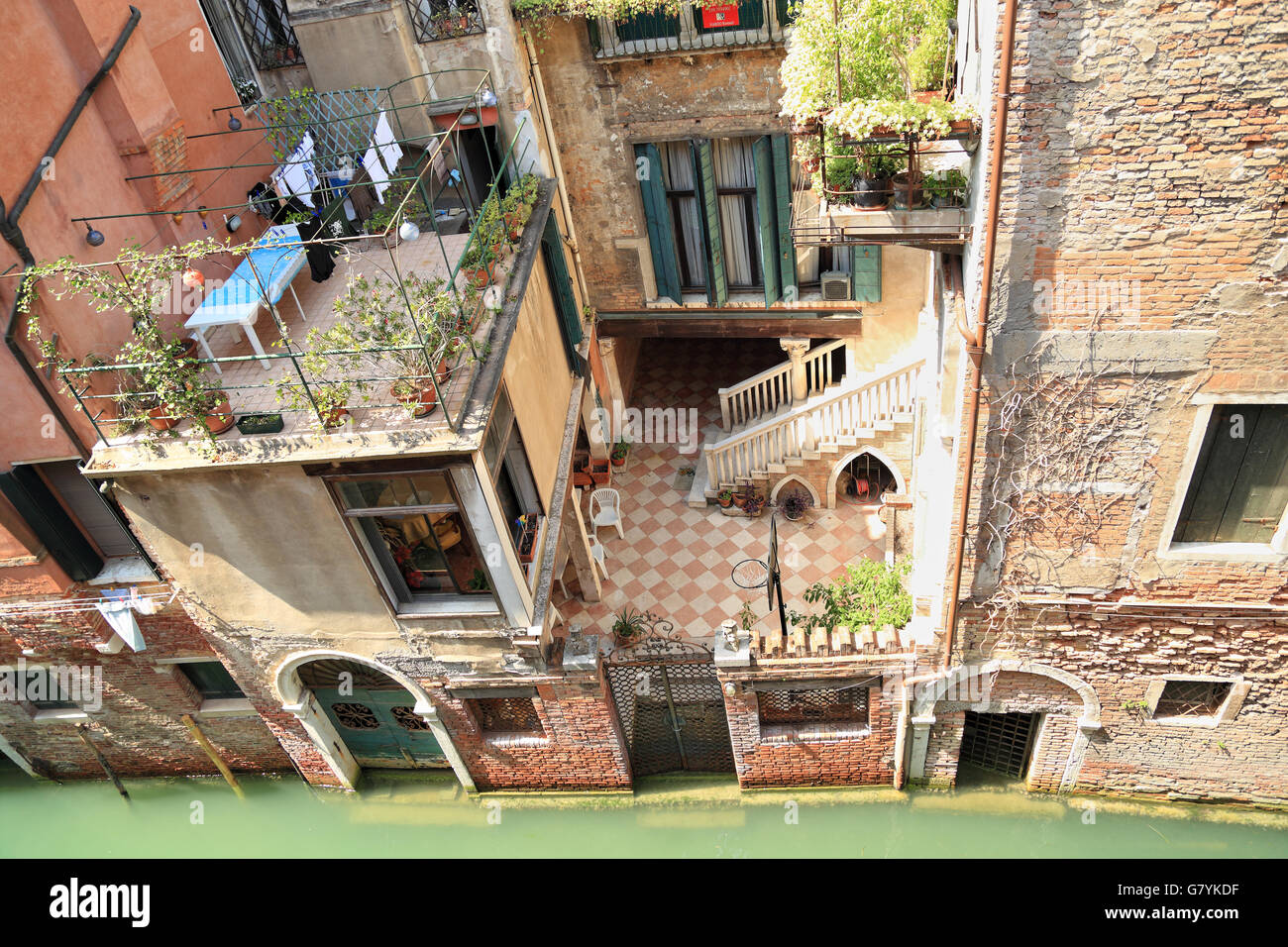 Venezianischen Hof am Kanal Rio di Santa Maria Formosa. Stockfoto