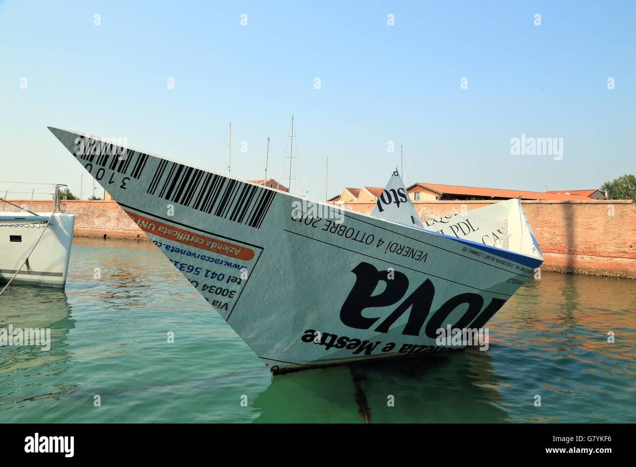 Biennale in Venedig - Papierschiff 'Knjaz' Potëmkin Tavriceskij' "La Corazzata Potëmkin" (Panzerkreuzer Potemkin) von Marco Tracanelli Stockfoto