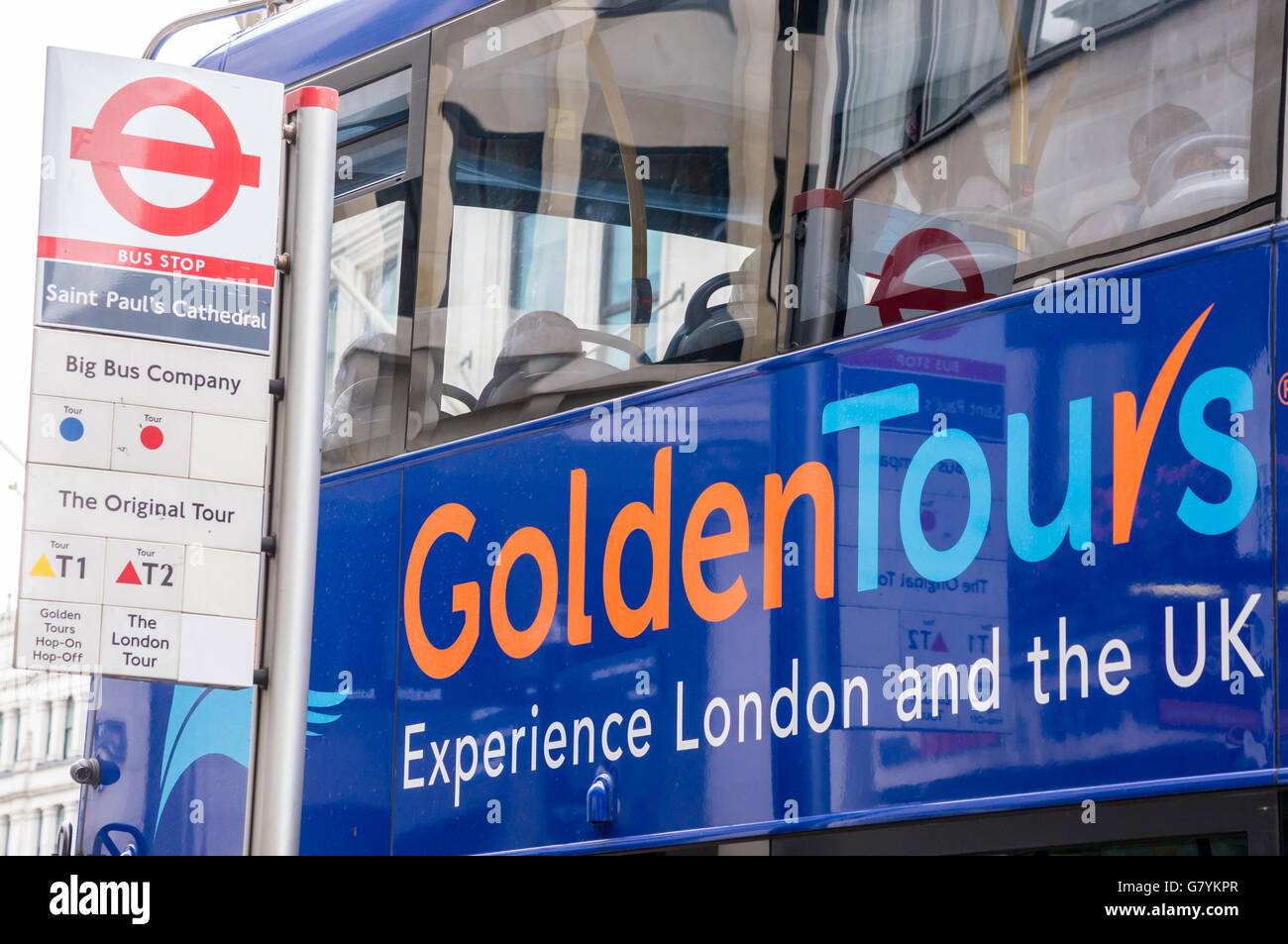 London Tourbus, St. Pauls Kathedrale Haltestelle London, England Stockfoto