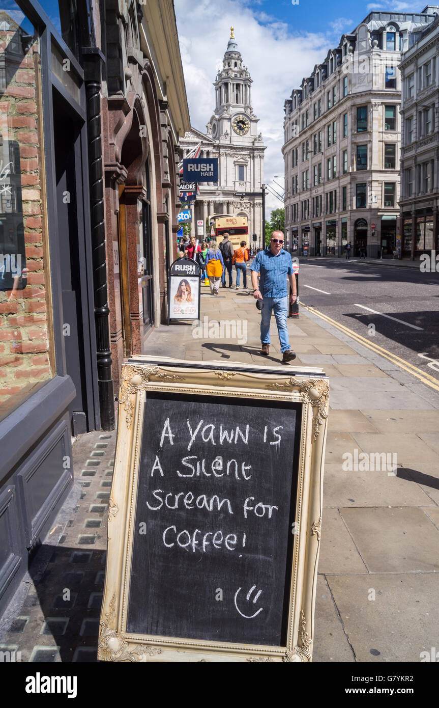 Sandwichbrett draußen einen Kaffee kaufen, "ein Gähnen ist einem stummen Schrei für Kaffee", St. Pauls Ludgate Hill, London, England Stockfoto