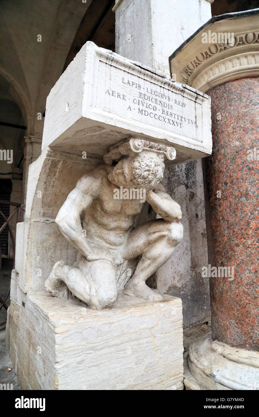 Glöckner von der Rialto Brücke. Il Gobbo di Rialto. Statue am Campo San Giacomo di Rialto, Venedig Stockfoto