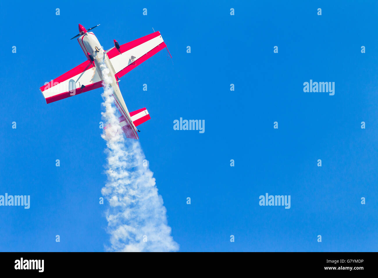 Luftfahrzeugführer Akrobatik Flugzeug fliegen Aktion im blauen Himmel Closeup Stände Rollen und Tauchgänge. Stockfoto