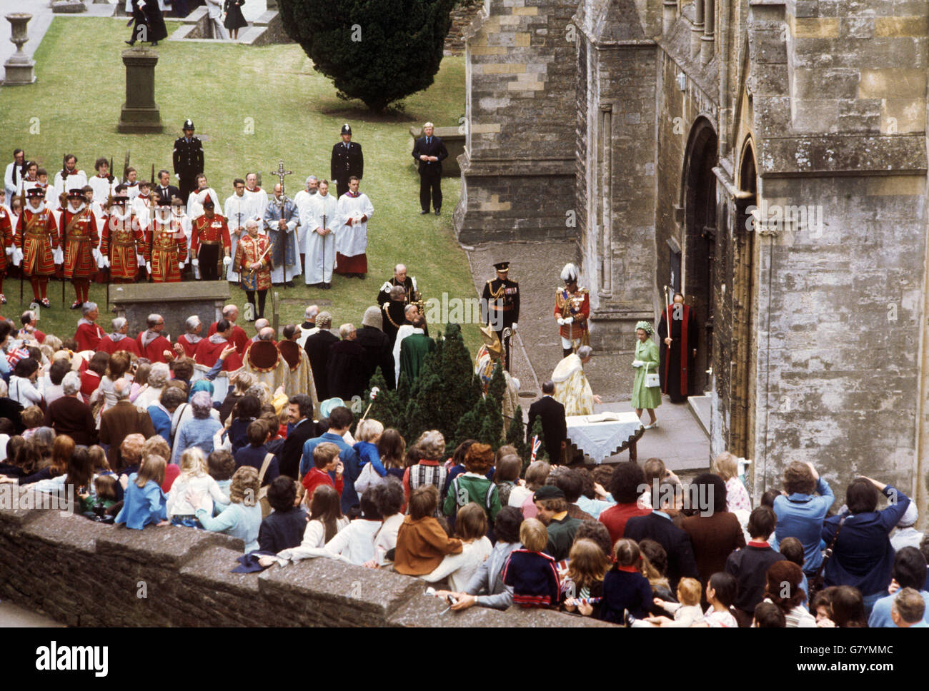 Die Königin verlässt die Llandaff Cathedral, nachdem sie während ihrer Silver Jubilee Tour durch Wales den nationalen Dankgottesdienst besucht hat. Stockfoto