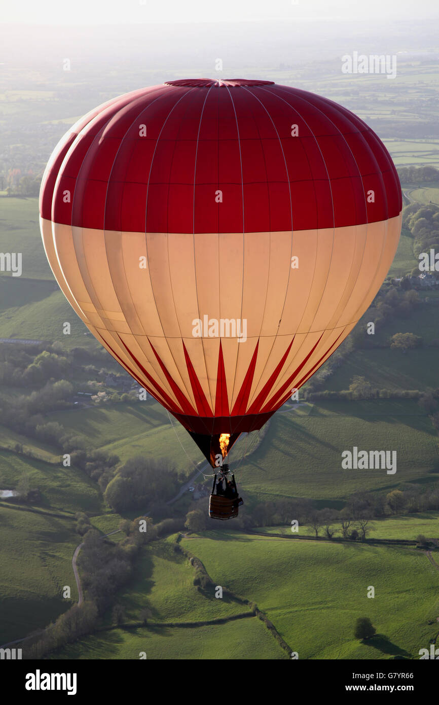 Eine Fahrt mit dem Heißluftballon über die englische Landschaft Stockfoto