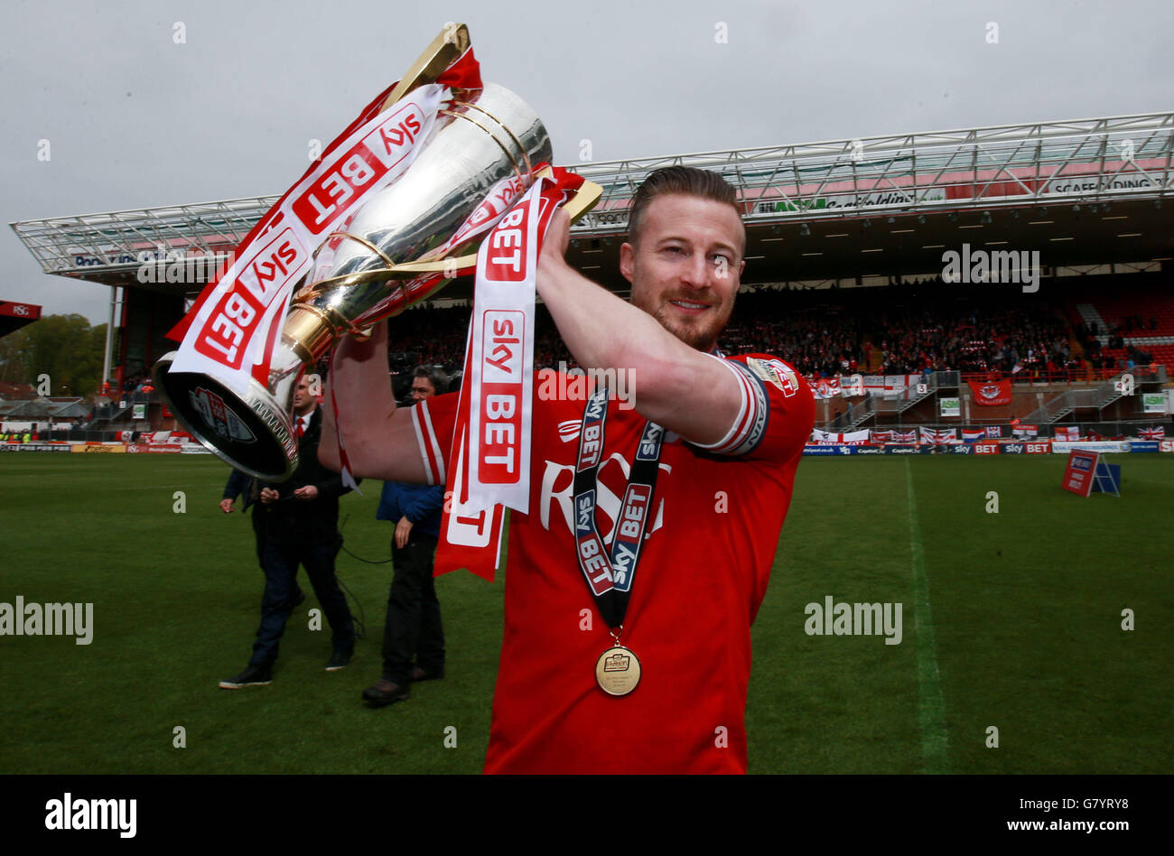 Wade Elliott von Bristol City hebt die Sky Bet League eine Trophäe nach dem Spiel am Ashton Gate in Bristol an. Stockfoto