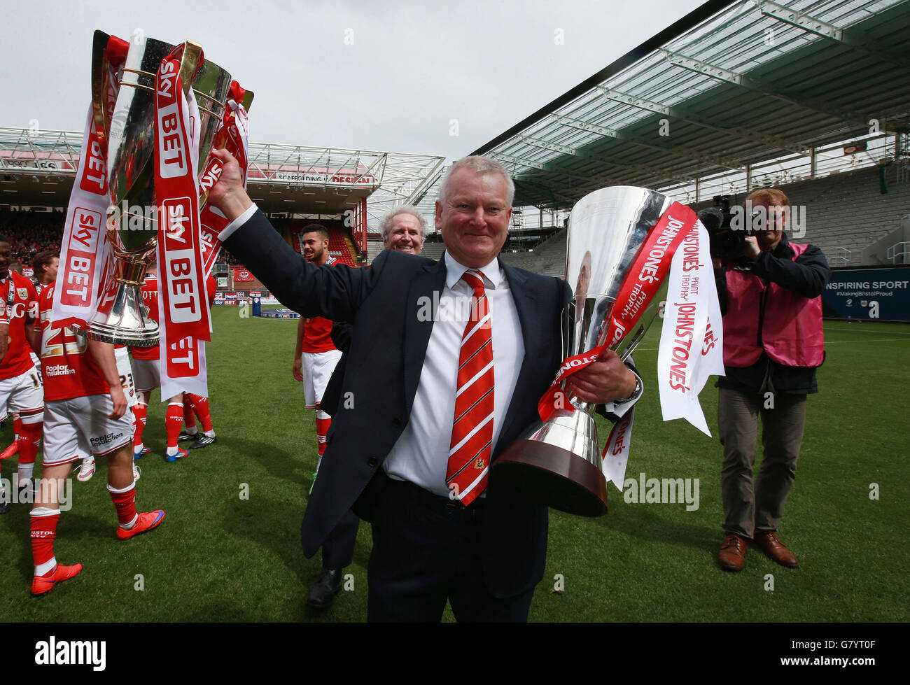 Steve Lansdown, Vorsitzender von Bristol City, feiert nach dem Spiel am Ashton Gate in Bristol mit der Sky Bet League One und der Johnstone Paint Trophäe. Stockfoto