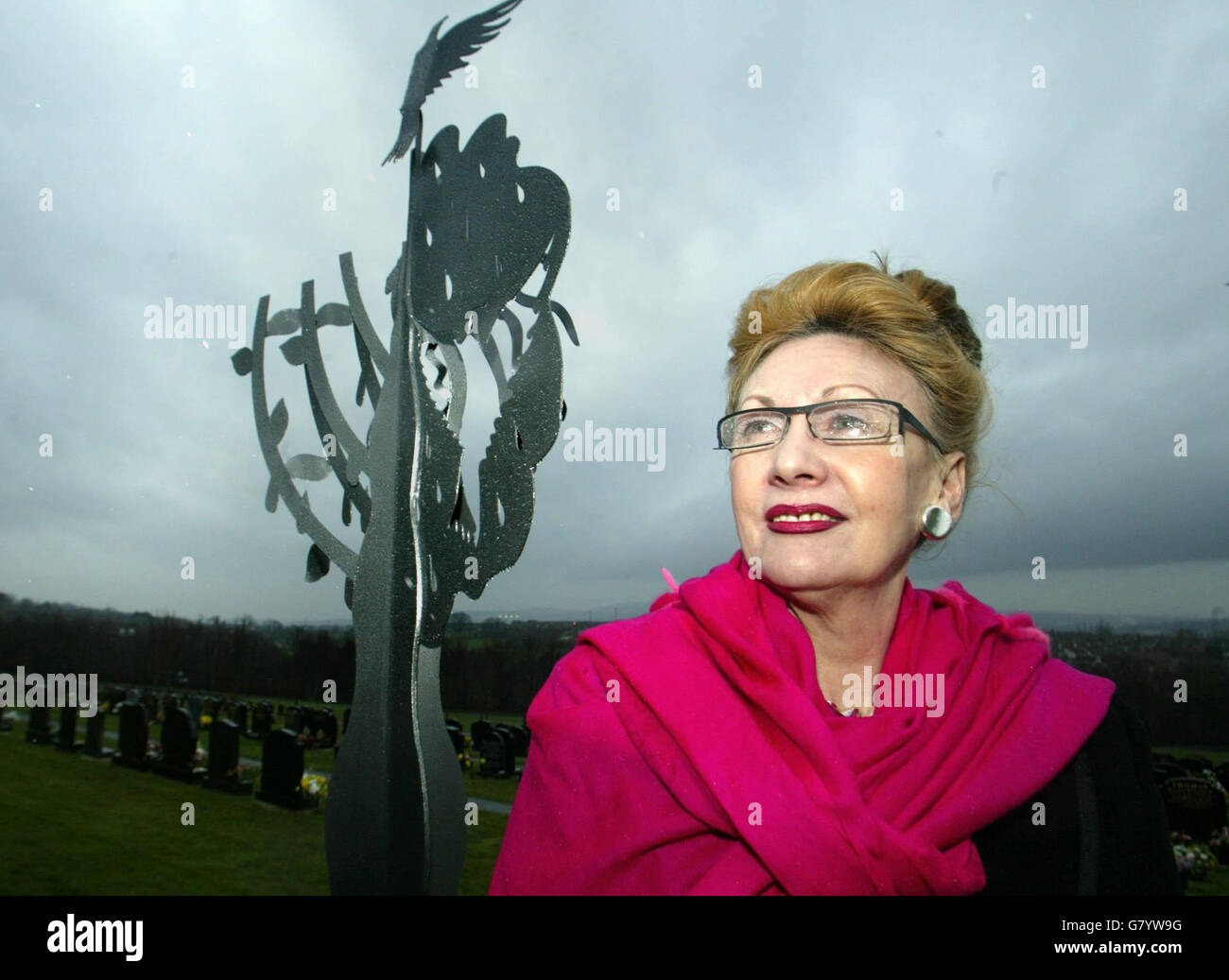 PIP Jaffa, Vorsitzender der Verwandten Reference Group, und Manager des Department of Health & Social Services Public Sector, Human Organ Inquiry Line, bei der Enthüllung der Skulptur, in Erinnerung an Organe und Gewebe, die ohne Zustimmung von Familien entnommen wurden, nach postmortalen Untersuchungen in Krankenhäusern in Nordirland. Stockfoto