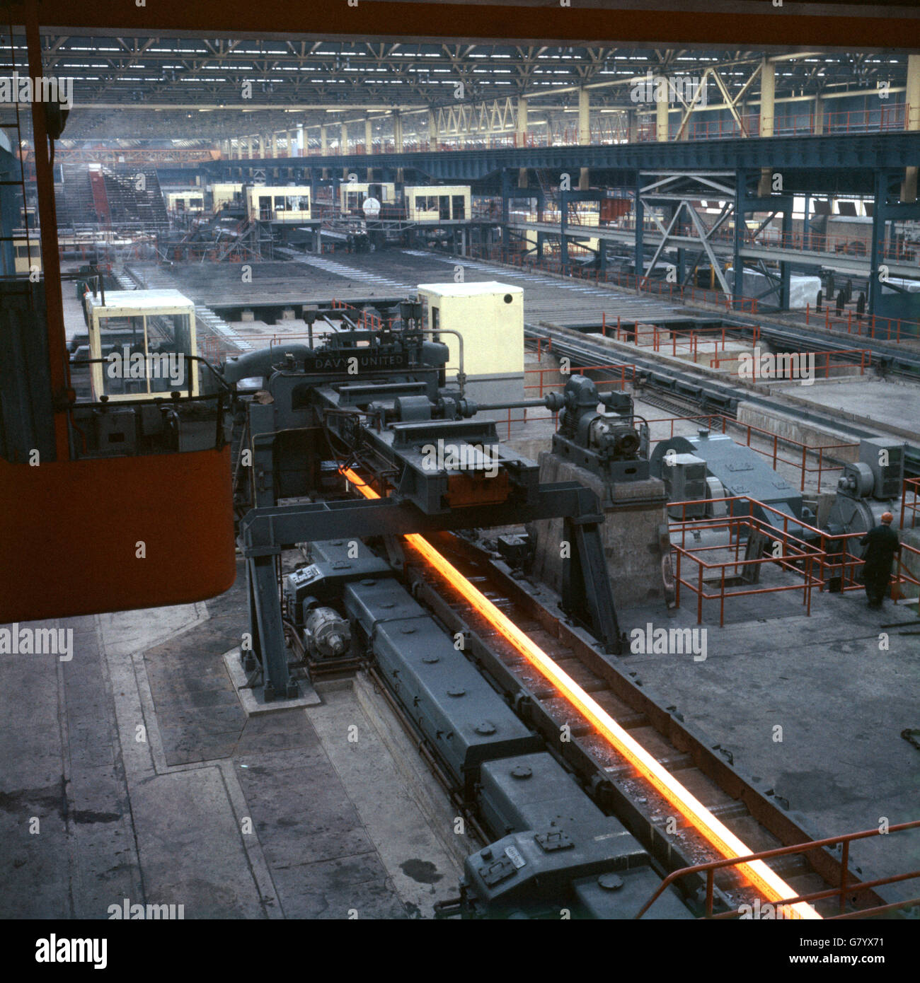 Allgemeiner Blick vom Boden in English Steel Corporation Works, Tinsley, Sheffield. Stockfoto