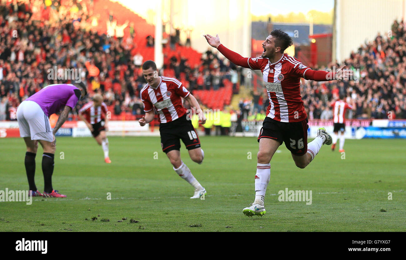 Kieron Freeman von Sheffield United feiert das erste Tor des Spiels gegen Swindon Town während der Sky Bet League One, Play-Off Semi Final, First Leg in der Bramall Lane, Sheffield. Stockfoto