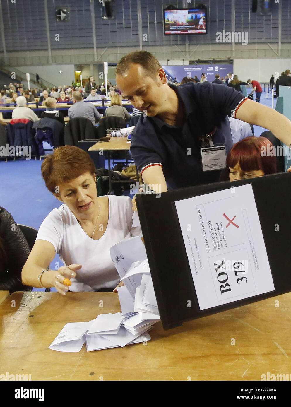 Die ersten Stimmen kommen bei der allgemeinen Wahlzählung für die Glasgow-Wahlkreise in der Emirates Arena in Glasgow an. Stockfoto