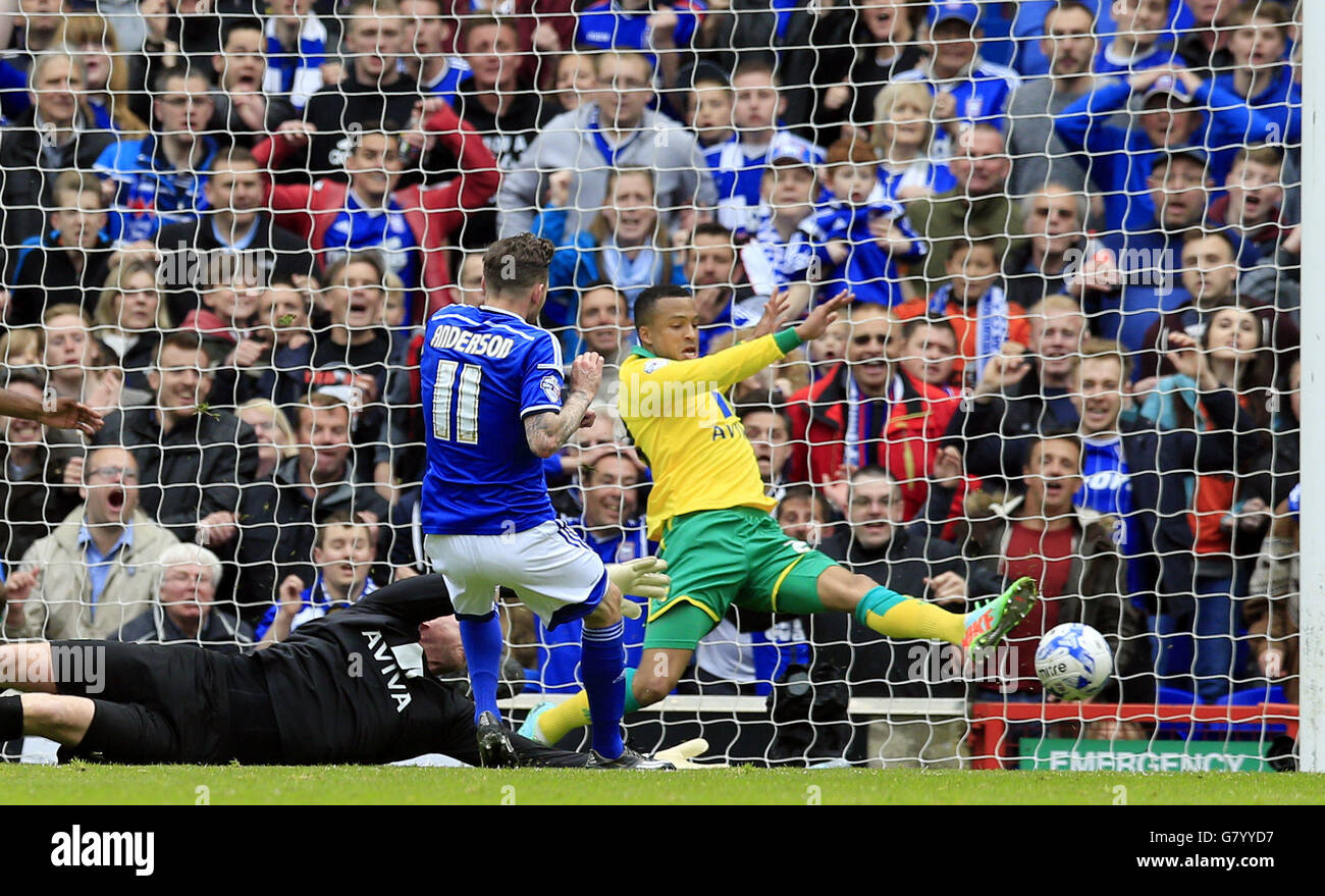 Ipswich's Paul Anderson (Mitte) kommt bei der Sky Bet Championship, Play Off Semi Final, First Leg in Portman Road, Ipswich an Norwich's Martin Olsson (rechts) vorbei. Stockfoto