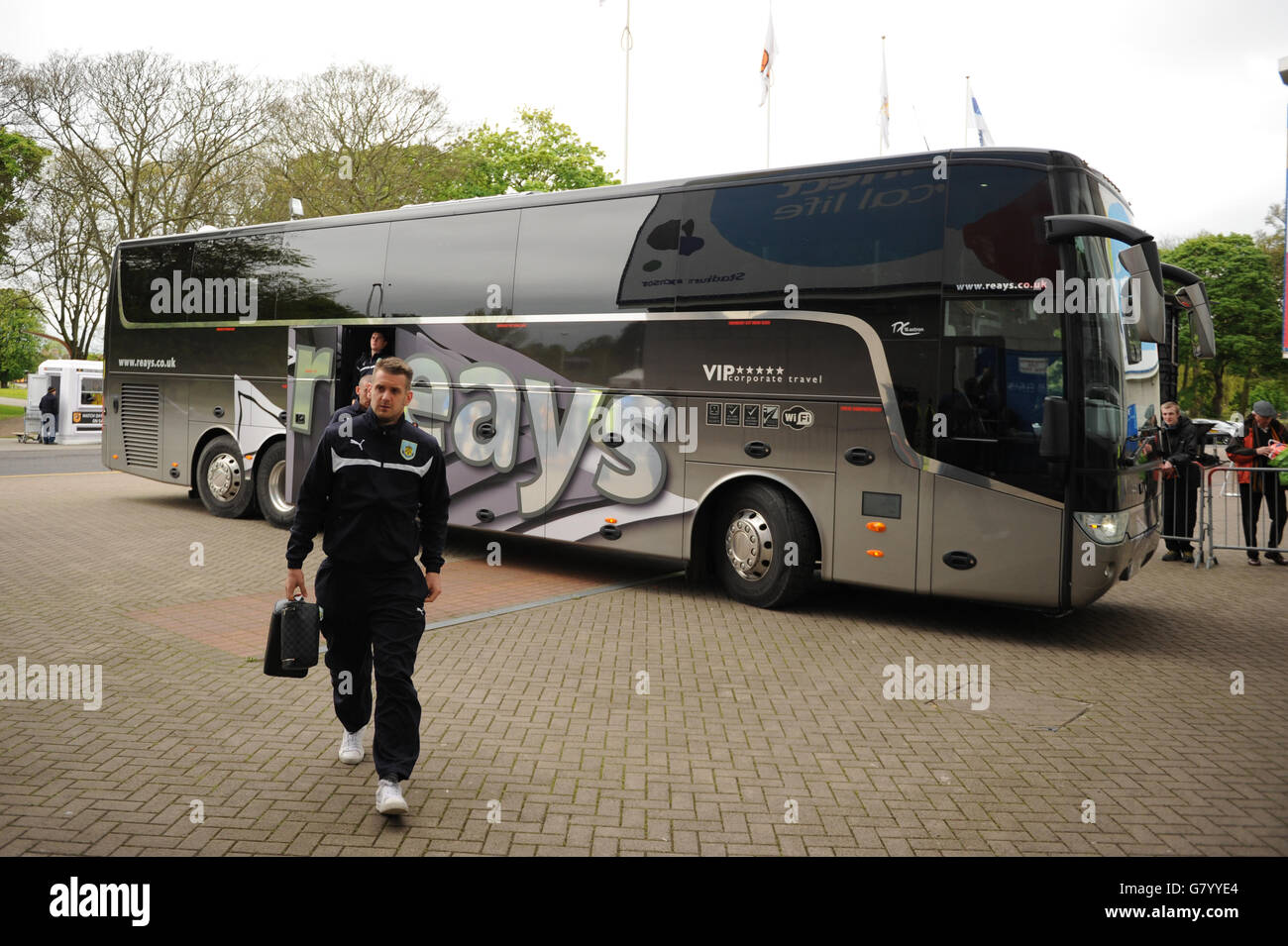 Burnley kommt im KC Stadium vor dem Spiel der Barclays Premier League im KC Stadium, Hull an. DRÜCKEN SIE VERBANDSFOTO. Bilddatum: Samstag, 9. Mai 2015. Siehe PA Story SOCCER Hull. Bildnachweis sollte lauten: Ryan Browne/PA Wire. Stockfoto