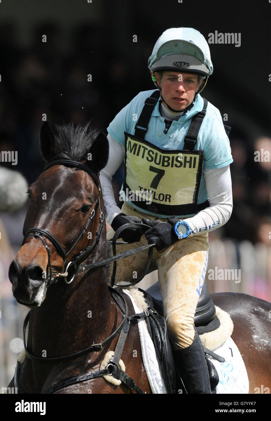 Der britische Izzy Taylor fährt Thistleedown Poposki am vierten Tag der Badminton Horse Trials, Badminton. Stockfoto