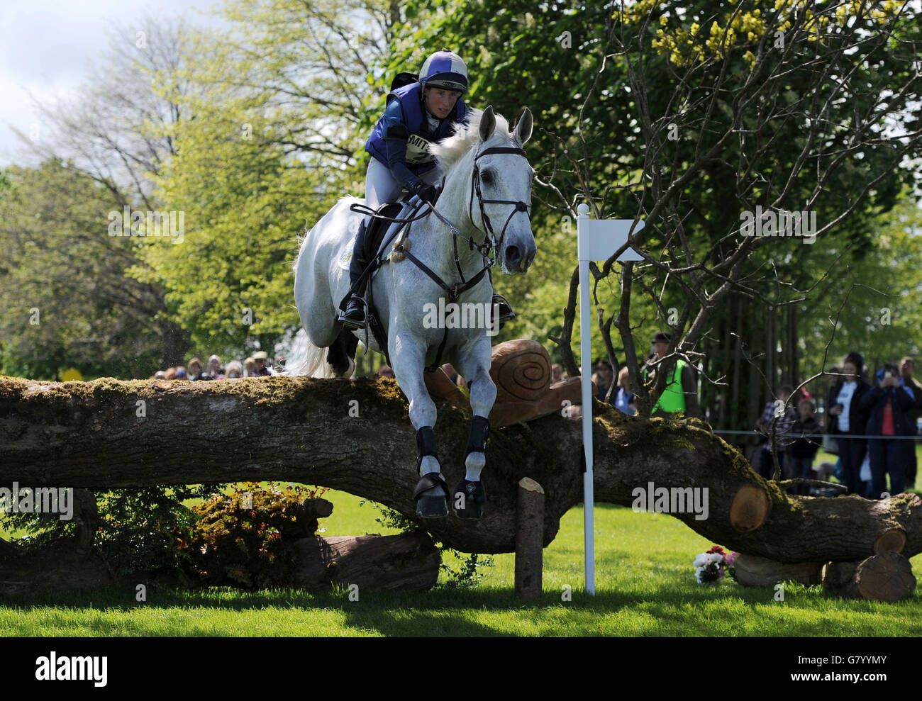 Die britische Louisa Milne Home reitet King Eider während des vierten Tages der Badminton Horse Trials, Badminton. Stockfoto
