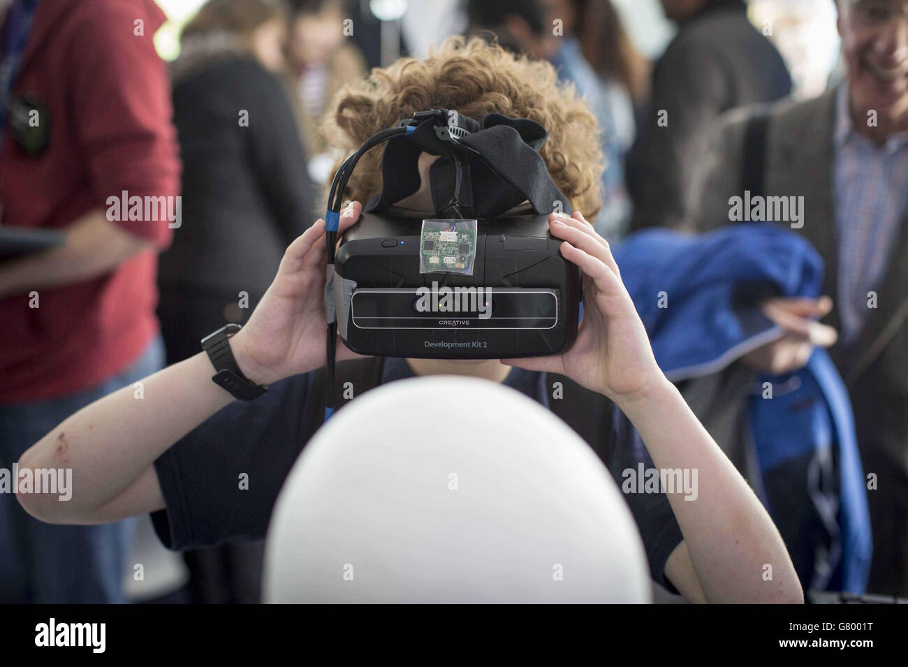 Beim Imperial Festival, einem Schaufenster für Wissenschaft, Musik und Kunst am Imperial College in London, testet ein Besucher 3D-Brillen. Stockfoto