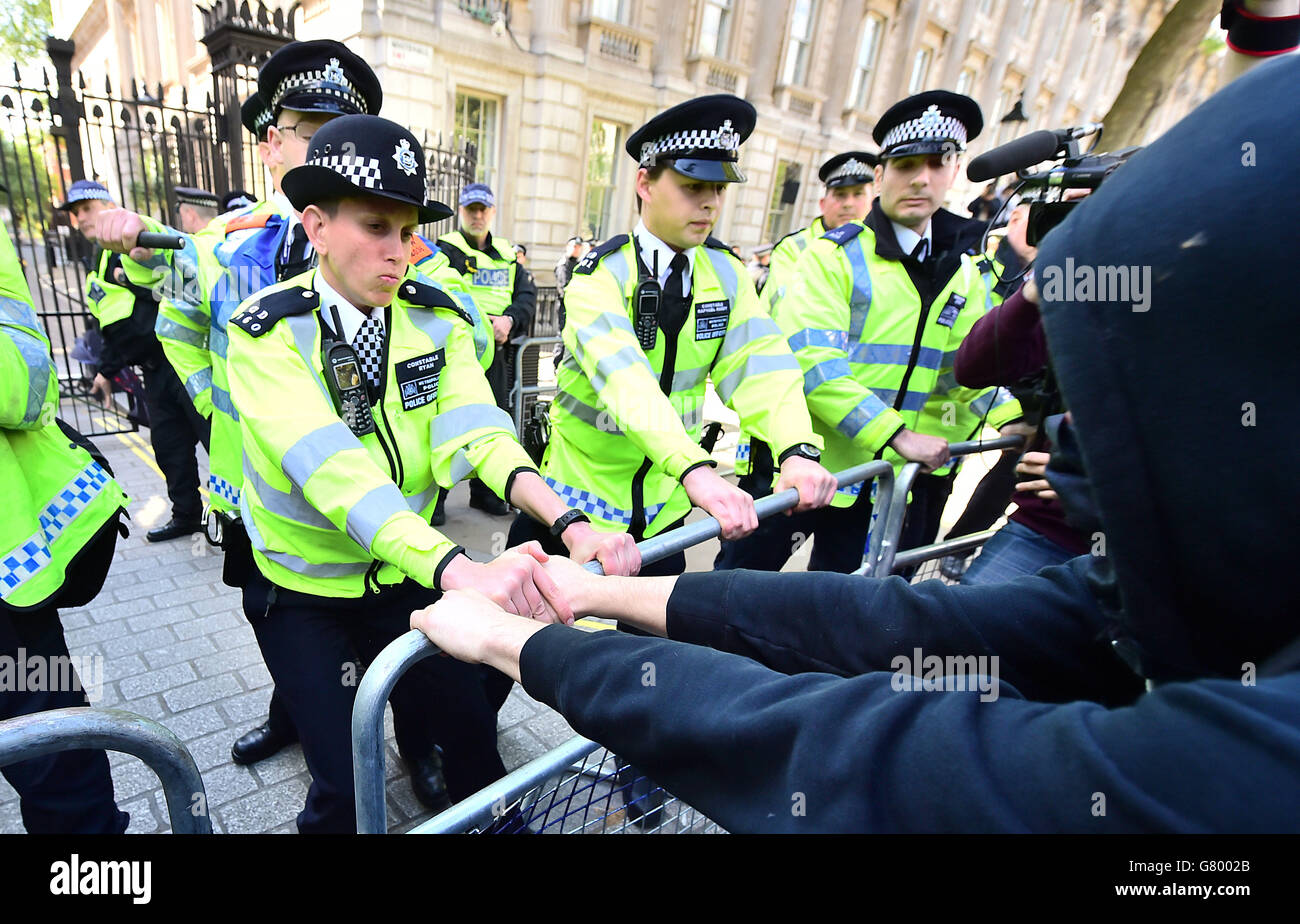 Demonstranten nehmen an einem Protest gegen die Sparpolitik im Zentrum Londons Teil. Stockfoto