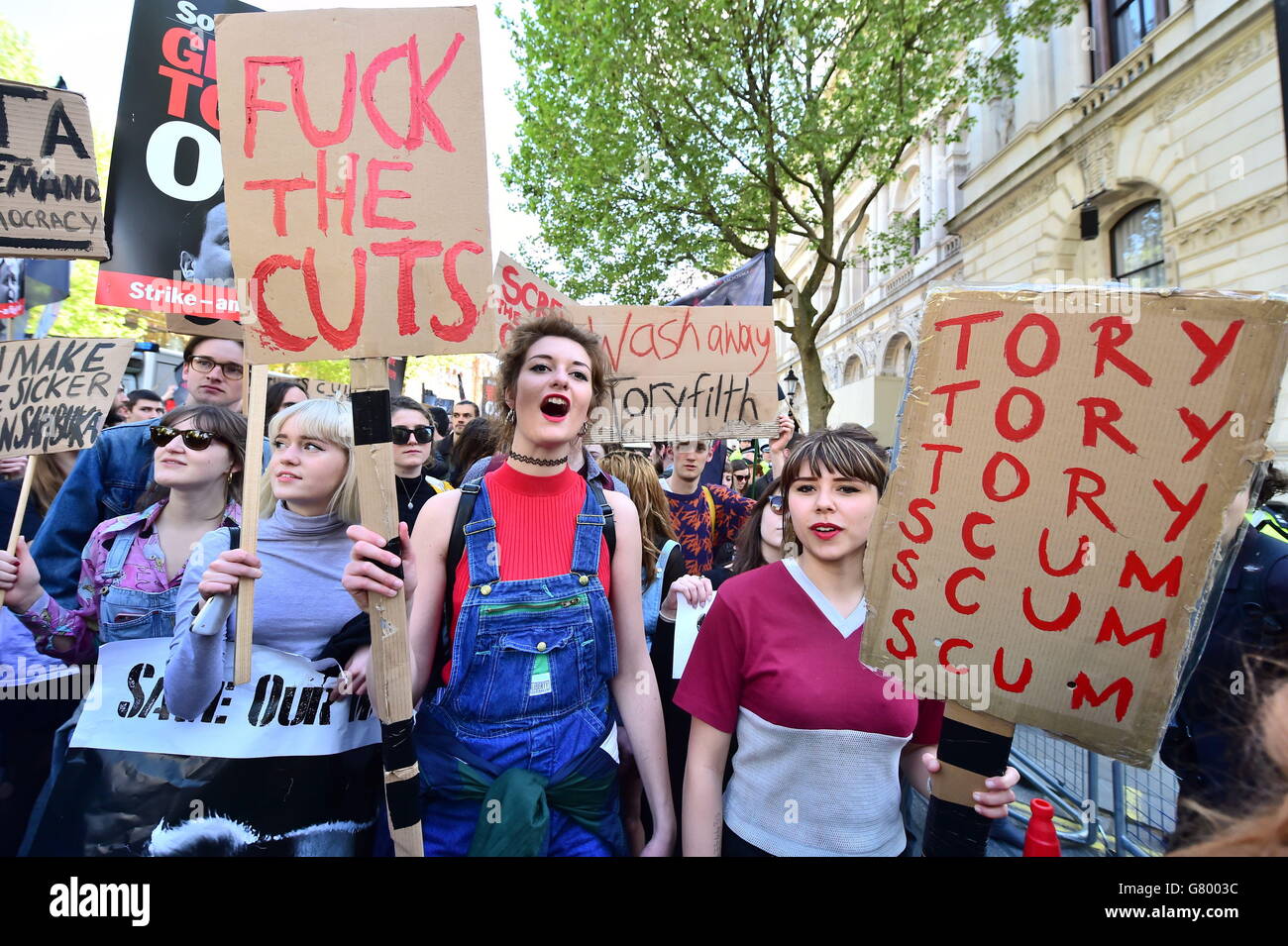 Demonstranten nehmen an einem Protest gegen die Sparpolitik im Zentrum Londons Teil. Stockfoto