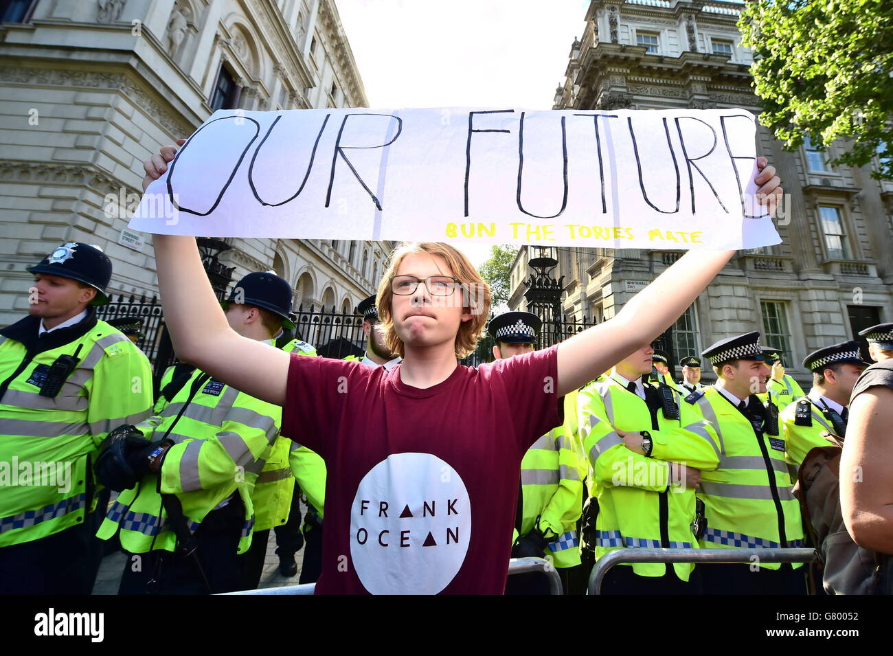 Ein Demonstrator nimmt an einem Protest gegen die Sparpolitik vor der Downing Street im Zentrum von London Teil. Stockfoto