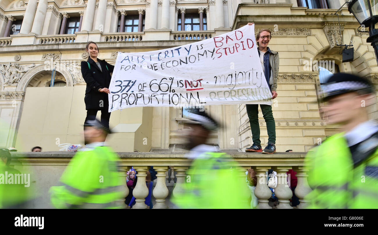 Demonstranten nehmen an einem Protest gegen die Sparpolitik vor der Downing Street im Zentrum von London Teil. Stockfoto