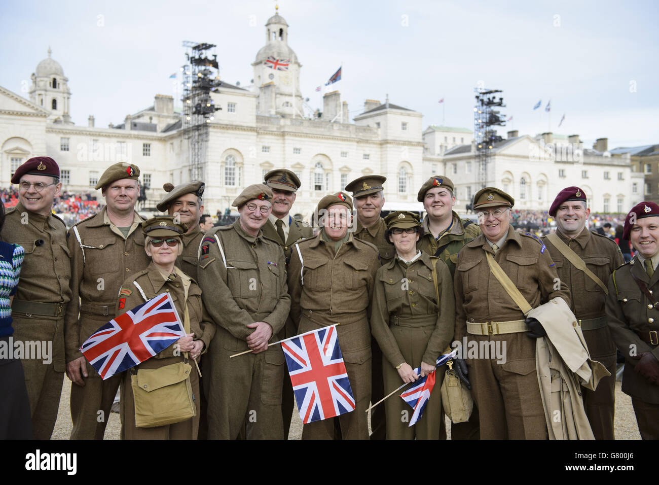 Mitglieder der Freiwilligen der Garrison Artillery Historical Display Truppe im Publikum während des VE Day 70: A Party to Remember Konzerts auf der Horse Guards Parade, Whitehall, London. Stockfoto