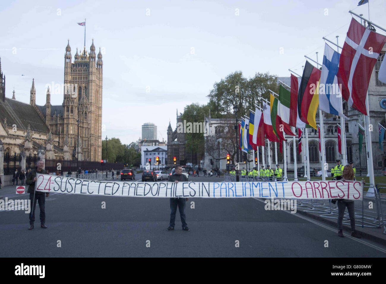 Demonstranten, die während eines Protestes gegen die Sparpolitik im Zentrum von London abgebildet wurden. Stockfoto