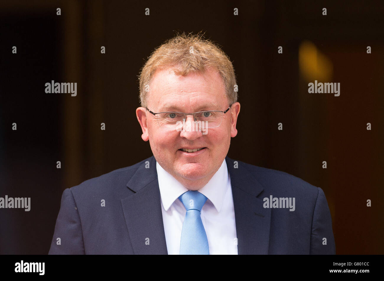 David Mundell, der zum schottischen Sekretär ernannt wurde, verlässt 10 Downing Street in London, während der Premierminister seinem neuen Kabinett den letzten Schliff gibt. Stockfoto