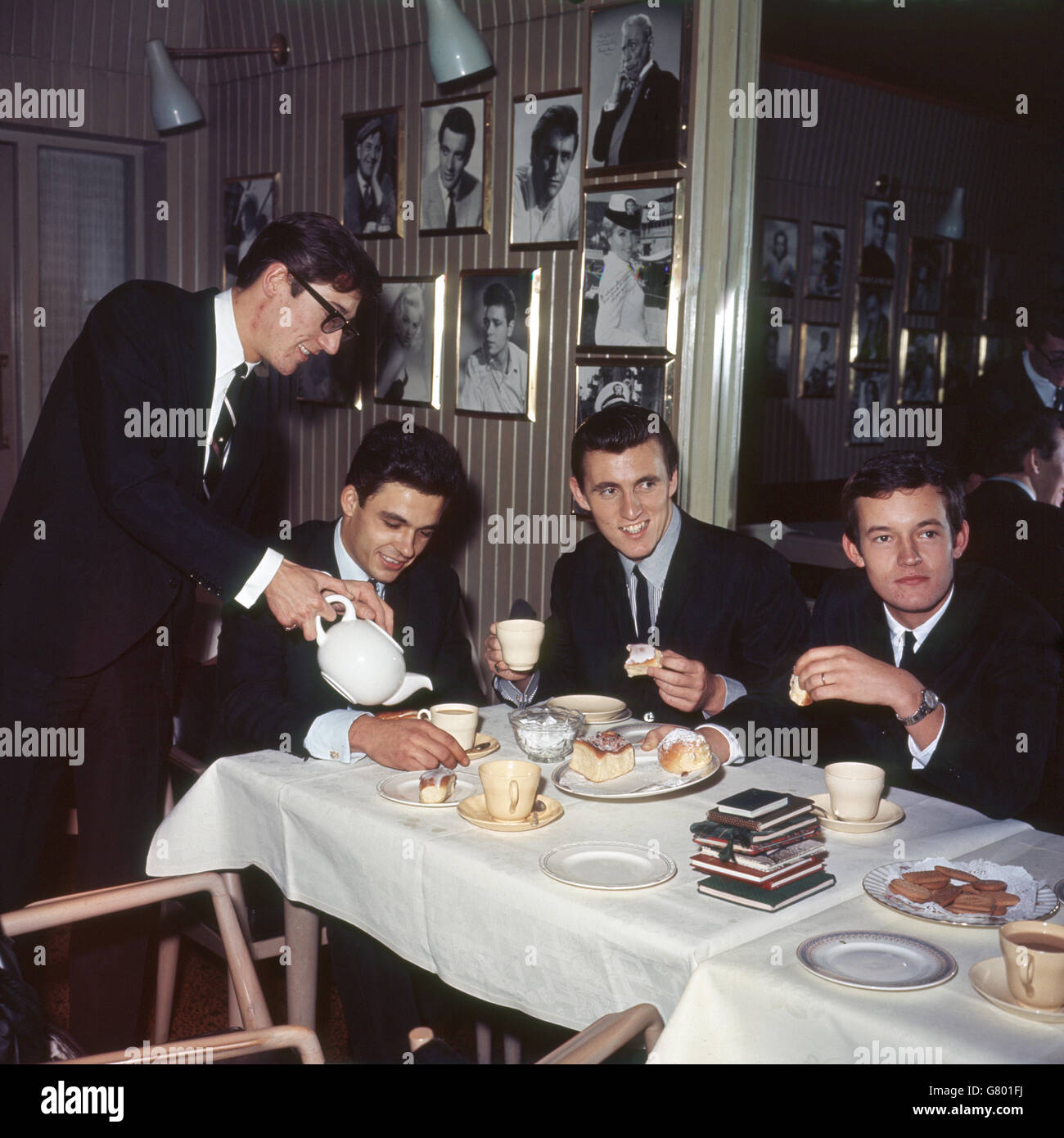 Die Instrumentalisten-Band „The Shadows“, die in London Tee und Kuchen tranken. (l-r) Hank Marvin serviert seinen Bandkollegen John Rostill, Bruce Welch und Brian Bennett Tee. Stockfoto