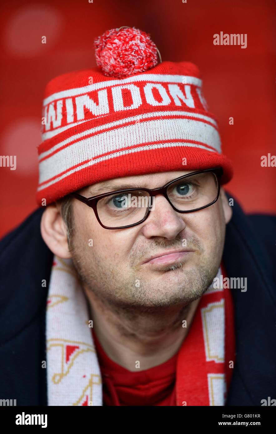 Ein Swindon Town Fan zeigt seine Unterstützung auf den Tribünen vor der Sky Bet League One, Play Off Semi Final, Second Leg am County Ground, Swindon. Stockfoto