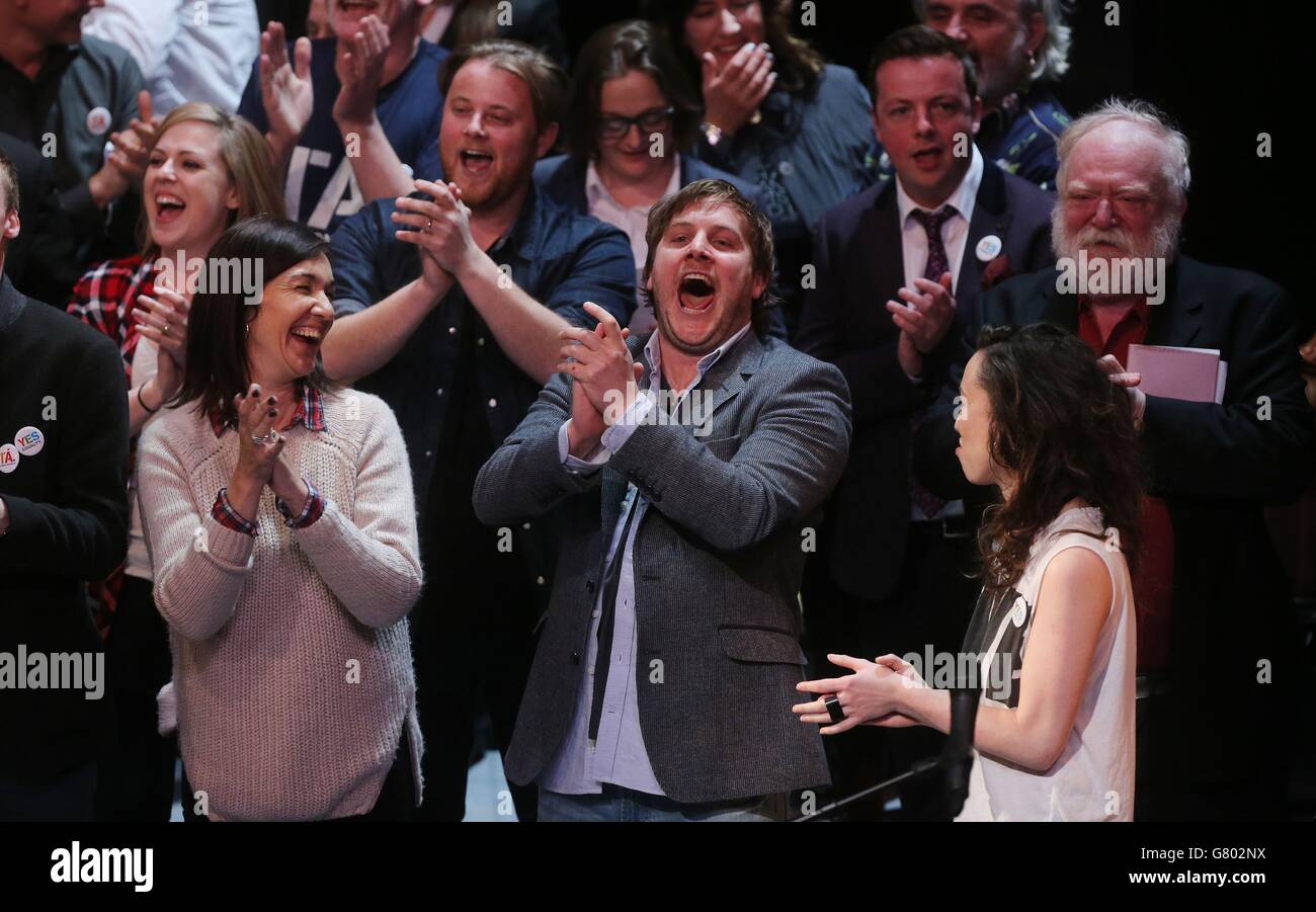 Peter Coonan (Front Center) nimmt an EINEM Noble Call for Marriage Equality Teil, einer Kunstereignis zur Unterstützung eines Ja-Votums in Irlands Gay Marriage Referendum, im Abbey Theatre in Dublin. Stockfoto