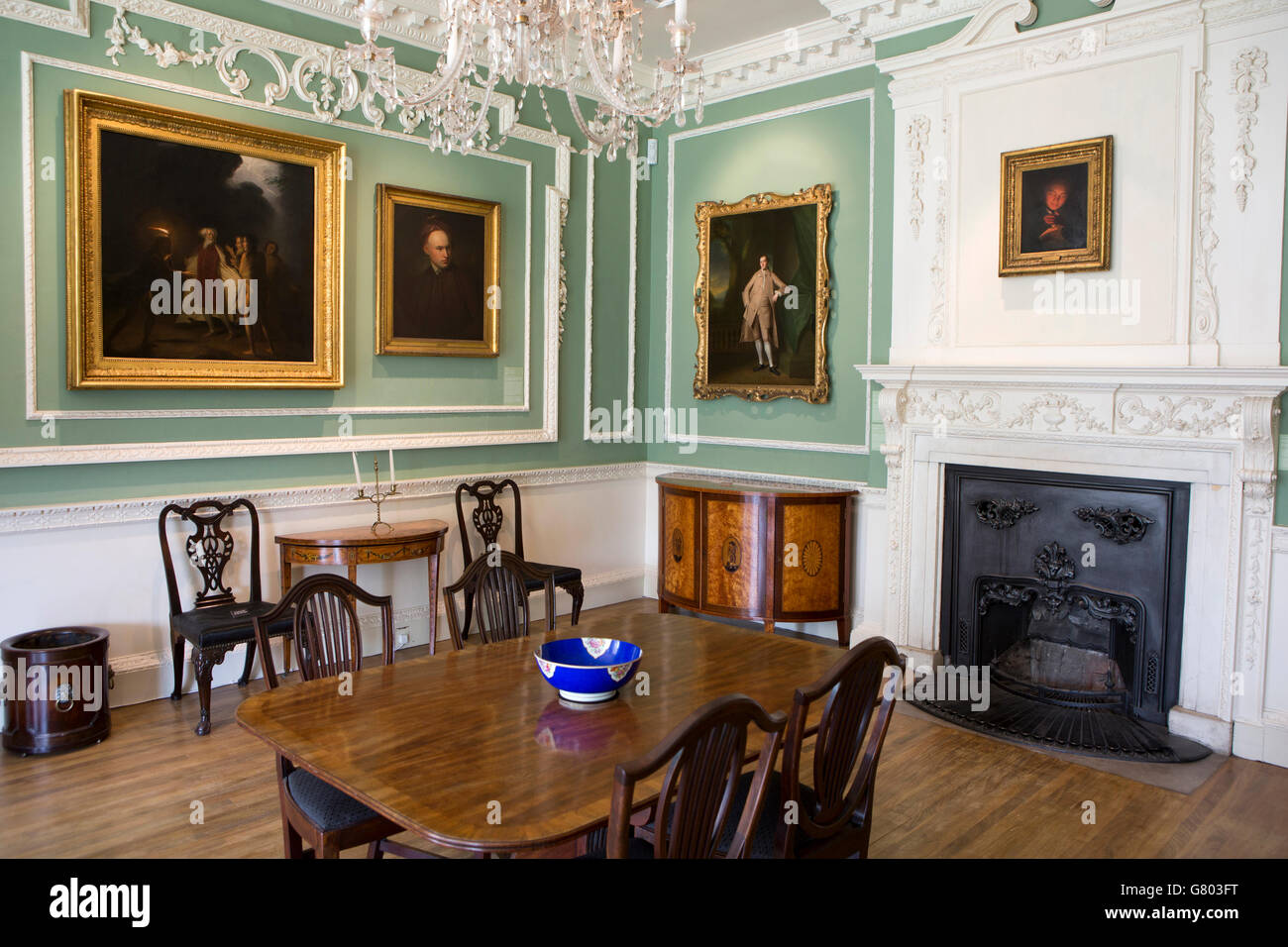 UK, Cumbria, Kendal, Abt Hall Art Gallery, Innenraum George Romney Bilder anzeigen Stockfoto