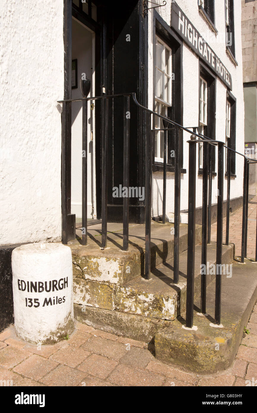 UK, Cumbria, Kendal, Highgate, Highgate Hotel alte coaching Meilenstein nach Edinburgh durch Eingangsstufen Stockfoto