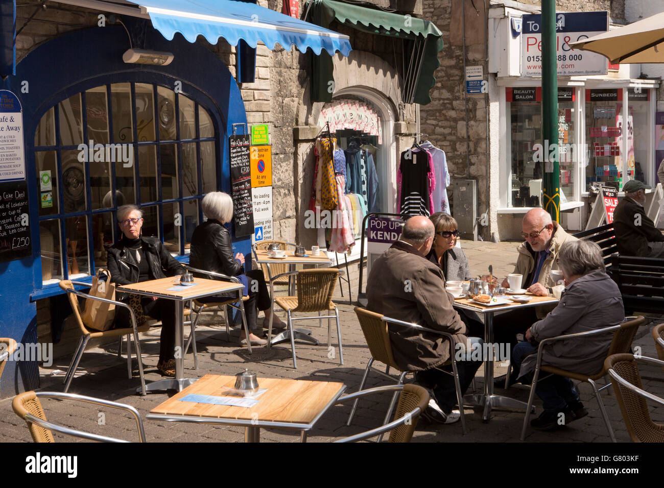UK, Cumbria, Kendal, Finkle Street, Kunden, saßen am Bürgersteig Café Tisch Stockfoto