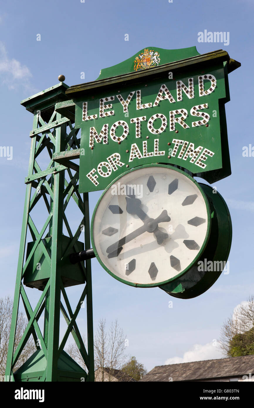 UK, Cumbria, Kendal, Highgate, Brauerei Arts Centre, Leyland Motors Clock, ursprünglich gelegen auf A6 bei Shap Fell Stockfoto