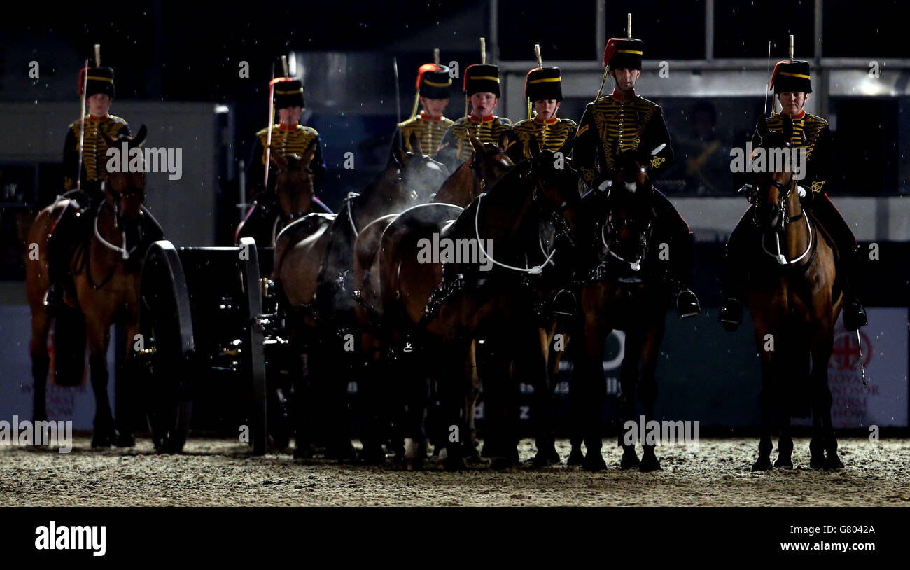 Die musikalische Fahrt der Königstruppe Royal Horse Artillery wird am dritten Tag der Royal Windsor Horse Show im Windsor Castle in Berkshire aufgeführt. Stockfoto