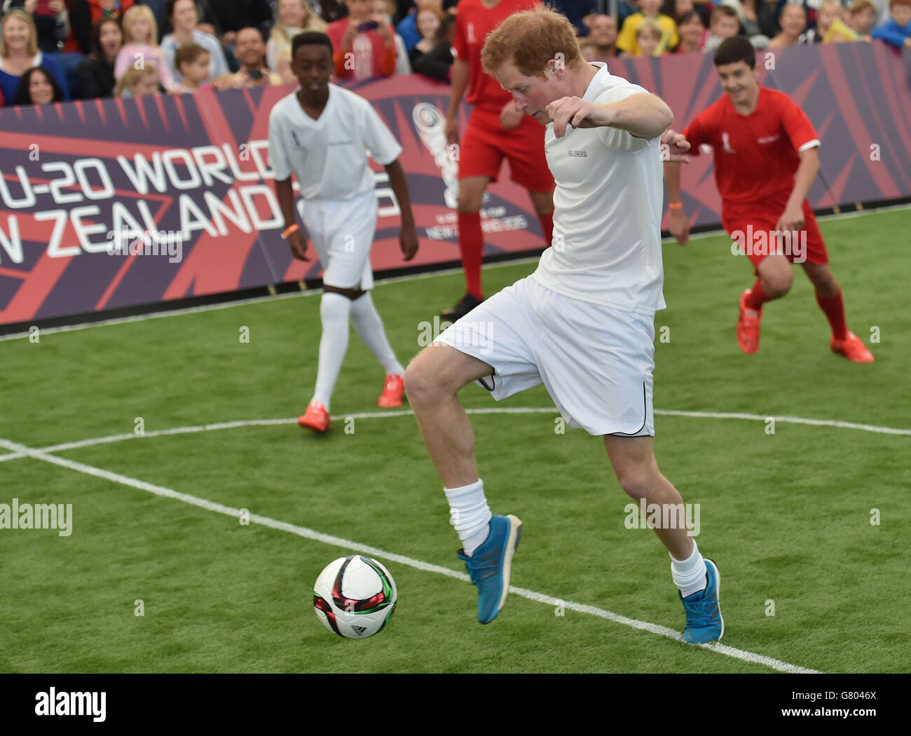 Prinz Harry nimmt am achten und letzten Tag seines Besuchs in Neuseeland an einem Fußballspiel während eines Besuchs in der Cloud in Auckland Teil. Stockfoto