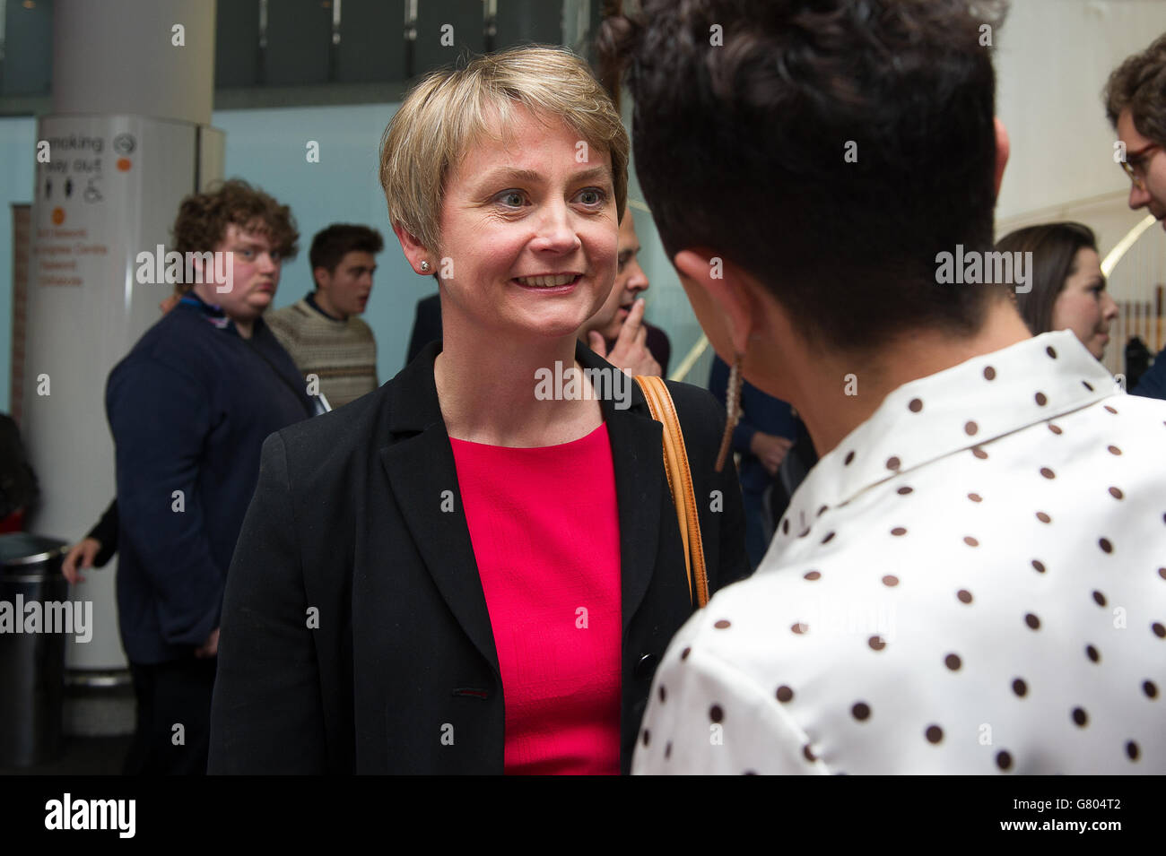 Yvette Cooper spricht mit einer Unterstützerin während der Progress-Jahreskonferenz im TUC Congress House im Zentrum von London. Stockfoto